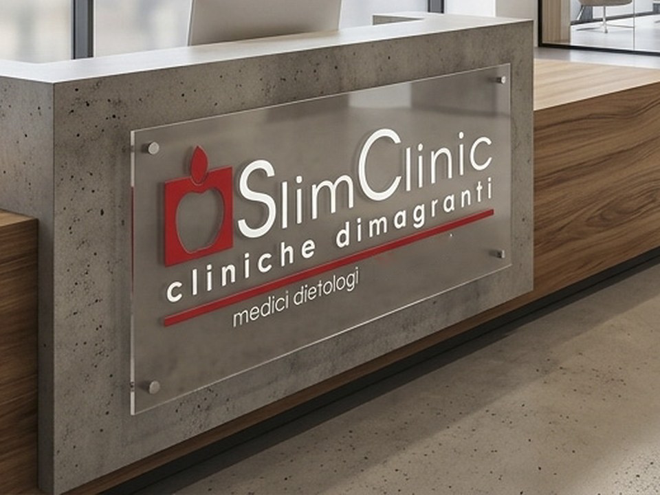 Banco d'ingresso del centro con il logo SlimClinic